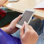 Sancionada lei que proíbe o uso de celular em escolas